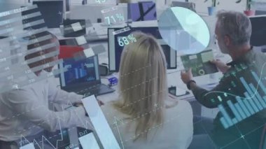 Ofisteki çeşitli iş adamları üzerinde finansal veri işleme animasyonu. Küresel finans, iş, bağlantılar, hesaplama ve veri işleme kavramı dijital olarak oluşturulmuş video.