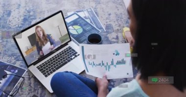 Ofisteki dizüstü bilgisayar kullanan çeşitli iş adamlarının simge ve numaralarının animasyonu. Küresel ağ, iş, bağlantılar, hesaplama ve veri işleme kavramı dijital olarak oluşturulmuş video.