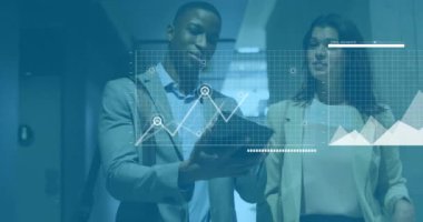 Muhtelif meslektaşların ofiste iş görüşmesi üzerine finansal veri işleme animasyonu. Küresel iş, finans, bilgisayar ve dijital arayüz kavramı dijital olarak oluşturulmuş video.