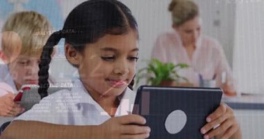 Sınıfta tablet kullanan çocuklar üzerine ikili kod ve veri işleme animasyonu. Teknoloji, eğitim, öğrenme, dijital, öğrenciler, gelecek