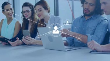 Ofiste iş tartışması yapan farklı meslektaşların ikonlarıyla bağlantı ağının animasyonu. Küresel iş, bağlantılar ve dijital arayüz kavramı dijital olarak oluşturulmuş video.