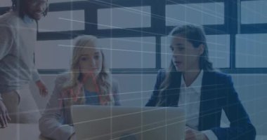 Muhtelif meslektaşların ofiste iş görüşmesi üzerine finansal veri işleme animasyonu. Küresel iş, finans, bilgisayar, iletişim ve dijital arayüz kavramı dijital olarak oluşturulmuş video.