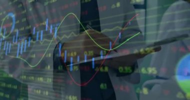 Finansal veri animasyonunu analiz etmek, ofisteki panoya yazı yazmak. Finans, veri analizi, iş