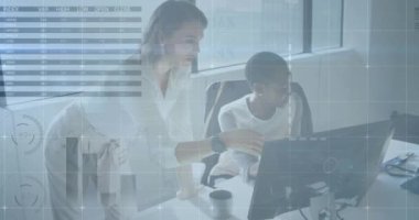 Muhtelif meslektaşların ofiste iş görüşmesi üzerine finansal veri işleme animasyonu. Küresel iş, finans, bilgisayar ve dijital arayüz kavramı dijital olarak oluşturulmuş video.