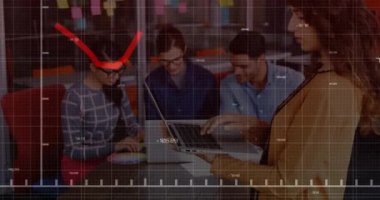 Muhtelif meslektaşların ofiste iş görüşmesi üzerine finansal veri işleme animasyonu. Küresel iş, finans, bilgisayar ve dijital arayüz kavramı dijital olarak oluşturulmuş video.