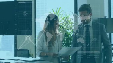 Ofisteki çeşitli iş adamları üzerinde finansal veri işleme animasyonu. Küresel finans, iş, bağlantılar, hesaplama ve veri işleme kavramı dijital olarak oluşturulmuş video.
