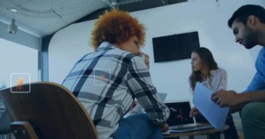 Ofisteki çeşitli iş adamları üzerinde ekolojik ikonlar ve veri işleme animasyonları. Küresel finans, iş, bağlantılar, hesaplama ve veri işleme kavramı dijital olarak oluşturulmuş video.