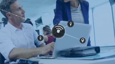 Ofiste iş tartışması yapan farklı meslektaşların ikonlarıyla bağlantı ağının animasyonu. Küresel iş, bağlantılar ve dijital arayüz kavramı dijital olarak oluşturulmuş video.