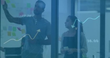 Finansal veri analizi üzerine beyin fırtınası, dalgalanan grafikleri izleyen iş adamları. takım çalışması, yenilik, analitik, strateji, finans, toplantı