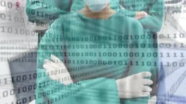 Yüz maskeli çeşitli cerrahlar üzerinde veri işleme animasyonu. Tıp, teknoloji ve dijital arayüz kavramı dijital olarak oluşturulmuş video.