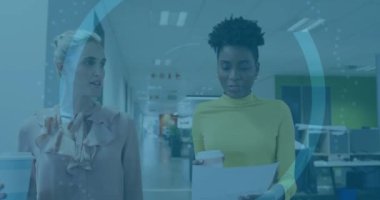 Muhtelif meslekdaşların ofiste çalışmalarını konu alan ikonla tarama animasyonu. Küresel iş, finans, bilgisayar ve dijital arayüz kavramı dijital olarak oluşturulmuş video.