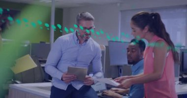 Muhtelif meslektaşların ofiste iş görüşmesi üzerine finansal veri işleme animasyonu. Küresel iş, finans, bilgisayar ve dijital arayüz kavramı dijital olarak oluşturulmuş video.