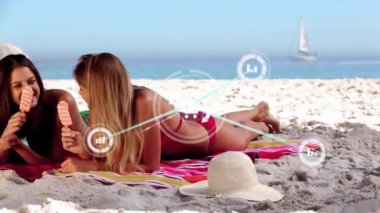 Kumsaldaki beyaz kadın arkadaşlarla olan bağlantıların animasyonu. Küresel bağlantılar, tatiller, yaz, yaşam tarzı ve dijital arayüz kavramı dijital olarak oluşturulmuş video.