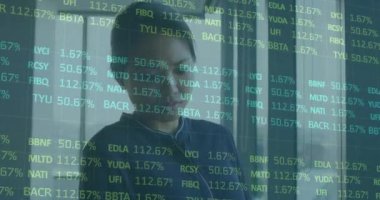 Ofisteki iki ırklı iş kadınıyla ilgili finansal veri işleme animasyonu. Küresel finans, iş, bağlantılar, hesaplama ve veri işleme kavramı dijital olarak oluşturulmuş video.