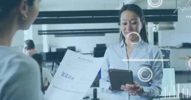 Muhtelif meslektaşların ofiste iş görüşmesi üzerine finansal veri işleme animasyonu. Küresel iş, finans, bilgisayar ve dijital arayüz kavramı dijital olarak oluşturulmuş video.