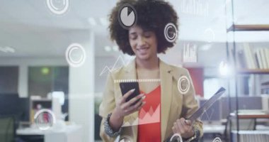Ofiste akıllı telefon kullanan Afro-Amerikan iş kadınının veri işleme animasyonu. Küresel iş, finans, bilgisayar ve dijital arayüz kavramı dijital olarak oluşturulmuş video.