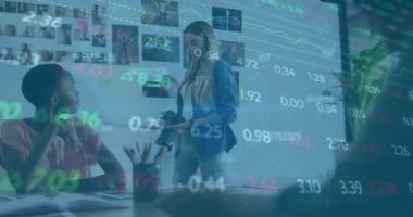 Muhtelif meslektaşların ofiste iş görüşmesi üzerine finansal veri işleme animasyonu. Küresel iş, finans, bilgisayar ve dijital arayüz kavramı dijital olarak oluşturulmuş video.