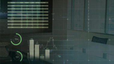 Ofisteki çeşitli iş kadınlarıyla ilgili finansal veri işleme animasyonu. Küresel finans, iş, bağlantılar, hesaplama ve veri işleme kavramı dijital olarak oluşturulmuş video.