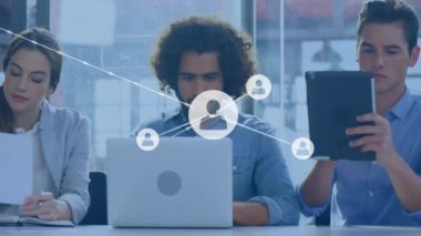 Ofisteki dizüstü bilgisayarları kullanarak çeşitli meslektaşların ikonlarıyla bağlantı ağının animasyonu. Küresel iş, bağlantılar ve dijital arayüz kavramı dijital olarak oluşturulmuş video.