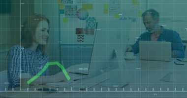 Veri işleme ve diyagramlarının animasyonu ofiste iş tartışan çeşitli meslektaşlar üzerine. Küresel iş ve dijital arayüz kavramı dijital olarak oluşturulmuş video.