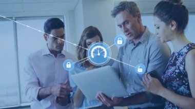 Ofiste iş tartışması yapan farklı meslektaşların ikonlarıyla bağlantı ağının animasyonu. Küresel iş, bağlantılar ve dijital arayüz kavramı dijital olarak oluşturulmuş video.