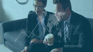 Ofisteki çeşitli iş adamları üzerinde finansal veri işleme animasyonu. Küresel finans, iş, bağlantılar, hesaplama ve veri işleme kavramı dijital olarak oluşturulmuş video.