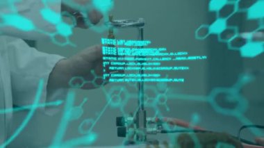 Kimyasal formülün animasyonu ve deneyler yapan beyaz erkek bilim adamı üzerinde veri işleme. Tıp, teknoloji ve dijital arayüz kavramı dijital olarak oluşturulmuş video.