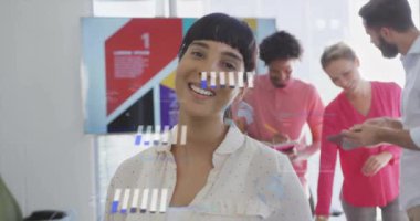 Ofisteki çeşitli iş adamları üzerinde finansal veri işleme animasyonu. Küresel finans, iş, bağlantılar, hesaplama ve veri işleme kavramı dijital olarak oluşturulmuş video.
