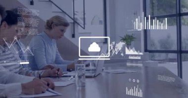 Ofiste çalışan çeşitli meslektaşların finansal veri işleme animasyonları. Küresel iş, finans, bilgisayar ve dijital arayüz kavramı dijital olarak oluşturulmuş video.