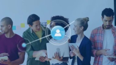 Ofisteki farklı iş adamlarının insanlarla olan bağlantılarının animasyonu. Küresel finans, iş, bağlantılar, hesaplama ve veri işleme kavramı dijital olarak oluşturulmuş video.