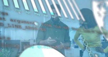 Muhtelif meslektaşların ofiste iş görüşmesi üzerine finansal veri işleme animasyonu. Küresel iş, finans, bilgisayar ve dijital arayüz kavramı dijital olarak oluşturulmuş video.