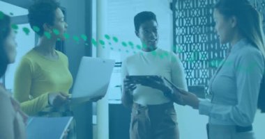 Muhtelif meslektaşların ofiste iş görüşmesi üzerine finansal veri işleme animasyonu. Küresel iş, finans, bilgisayar ve dijital arayüz kavramı dijital olarak oluşturulmuş video.