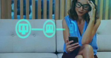 Akıllı telefon kullanan iki ırklı kadının üzerindeki simgelerle bağlantı ağının animasyonu. Küresel iletişim, bağlantılar ve dijital arayüz kavramı dijital olarak oluşturulmuş video.