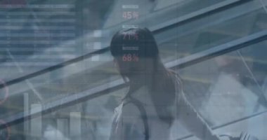 Ofisteki çeşitli iş adamları üzerinde finansal veri işleme animasyonu. Küresel finans, iş, bağlantılar, hesaplama ve veri işleme kavramı dijital olarak oluşturulmuş video.