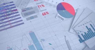 Kırtasiye malzemeleriyle birlikte finansal veri işlemlerinin animasyonu. Küresel finans, iş, bağlantılar, hesaplama ve veri işleme kavramı dijital olarak oluşturulmuş video.