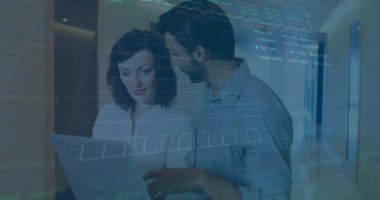 Veri işleme ve diyagramlarının animasyonu ofiste iş tartışan çeşitli meslektaşlar üzerine. Küresel iş ve dijital arayüz kavramı dijital olarak oluşturulmuş video.