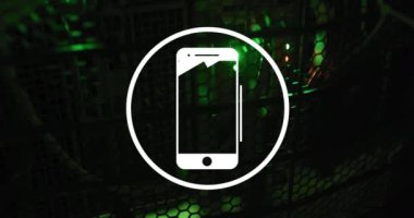 Bilgisayar sunucuları üzerinde akıllı telefon simgesi ve dijital veri işleme animasyonu. Dijital olarak oluşturulmuş küresel bağlantılar, hesaplama ve veri işleme kavramı.