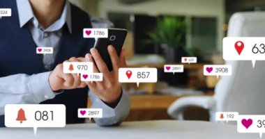 Kafkasyalı iş adamının akıllı telefon kullanarak üzerinde numaraları olan sosyal medya simgelerinin animasyonu. Küresel iletişim, sosyal medya, bağlantılar ve dijital arayüz konsepti dijital olarak oluşturulmuş video.