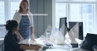 Ofisteki çeşitli iş adamları üzerinde finansal veri işleme animasyonu. Küresel finans, iş, bağlantılar, hesaplama ve veri işleme kavramı dijital olarak oluşturulmuş video.