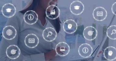 Ofisteki iki ırklı iş kadını üzerinde dijital simgelerin ve veri işlemenin animasyonu. Küresel finans, iş, bağlantılar, hesaplama ve veri işleme kavramı dijital olarak oluşturulmuş video.