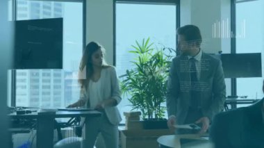 Ofisteki çeşitli iş adamları üzerinde finansal veri işleme animasyonu. Küresel finans, iş, bağlantılar, hesaplama ve veri işleme kavramı dijital olarak oluşturulmuş video.