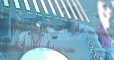 Ofisteki çeşitli iş adamları üzerinde finansal veri işleme animasyonu. Küresel finans, iş, bağlantılar, hesaplama ve veri işleme kavramı dijital olarak oluşturulmuş video.