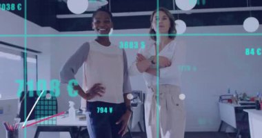 Ofisteki çeşitli iş adamları üzerinde dijital veri işleme animasyonu. Küresel finans, iş, bağlantılar, hesaplama ve veri işleme kavramı dijital olarak oluşturulmuş video.