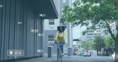 Afrikalı Amerikalı bir kadının bisiklete binmesi üzerine ikon ve veri işleme animasyonları. Dijital olarak oluşturulmuş küresel sosyal medya, bağlantılar, hesaplama ve veri işleme kavramı.