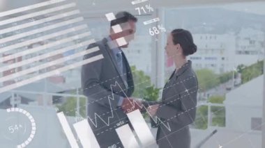 Ofisteki çeşitli iş adamları üzerinde finansal veri işleme animasyonu. Küresel finans, iş, bağlantılar, hesaplama ve veri işleme kavramı dijital olarak oluşturulmuş video.