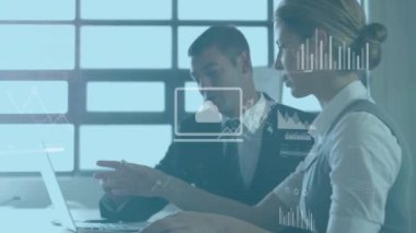 Ofisteki çeşitli iş adamları üzerinde finansal veri işleme animasyonu. Küresel finans, iş, bağlantılar, hesaplama ve veri işleme kavramı dijital olarak oluşturulmuş video.