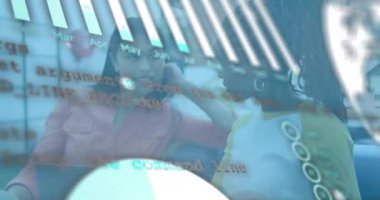 Ofisteki çeşitli iş adamları üzerinde finansal veri işleme animasyonu. Küresel finans, iş, bağlantılar, hesaplama ve veri işleme kavramı dijital olarak oluşturulmuş video.