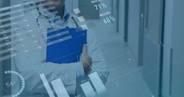 Beyaz erkek doktorun gülümsemesiyle ilgili veri işleme ve diyagramların animasyonu. Tıp, teknoloji ve dijital arayüz kavramı dijital olarak oluşturulmuş video.