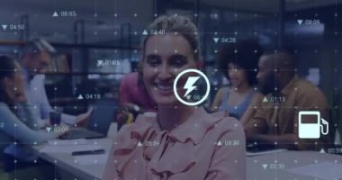 Ofisteki çeşitli iş adamları üzerinde finansal veri işleme animasyonu. Küresel finans, iş, bağlantılar, hesaplama ve veri işleme kavramı dijital olarak oluşturulmuş video.
