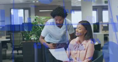 Ofisteki çeşitli iş adamları üzerinde finansal veri işleme animasyonu. Küresel finans, iş, bağlantılar, hesaplama ve veri işleme kavramı dijital olarak oluşturulmuş video.